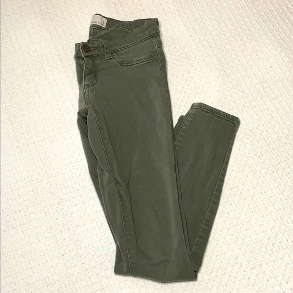 TILLY’S sage green stretchy skinny jeans